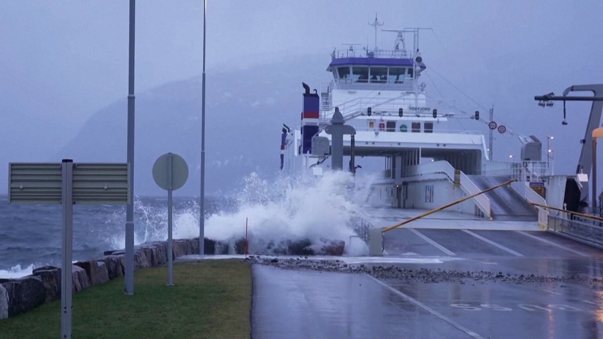 Orkán smetl autobus ze silnice. Norsko zasáhla nejsilnější bouře za 30 let